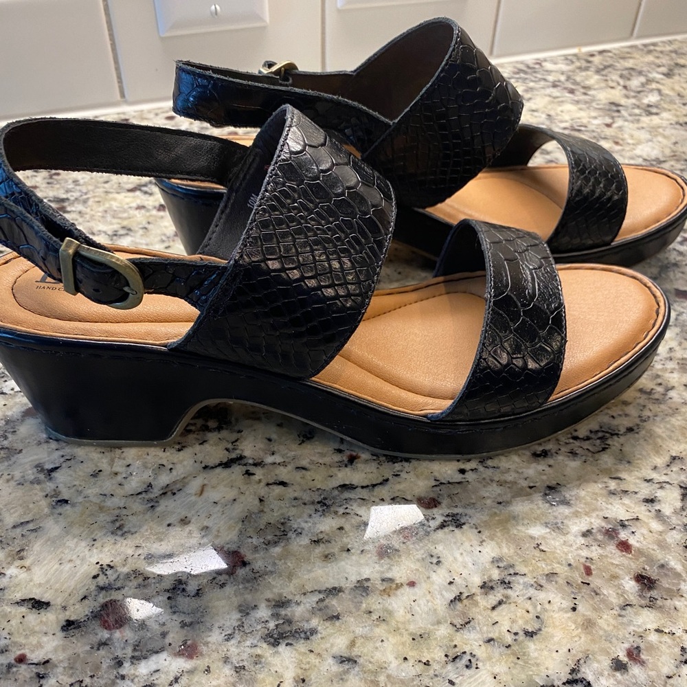 BORN Atzel Sandal, size 9.5